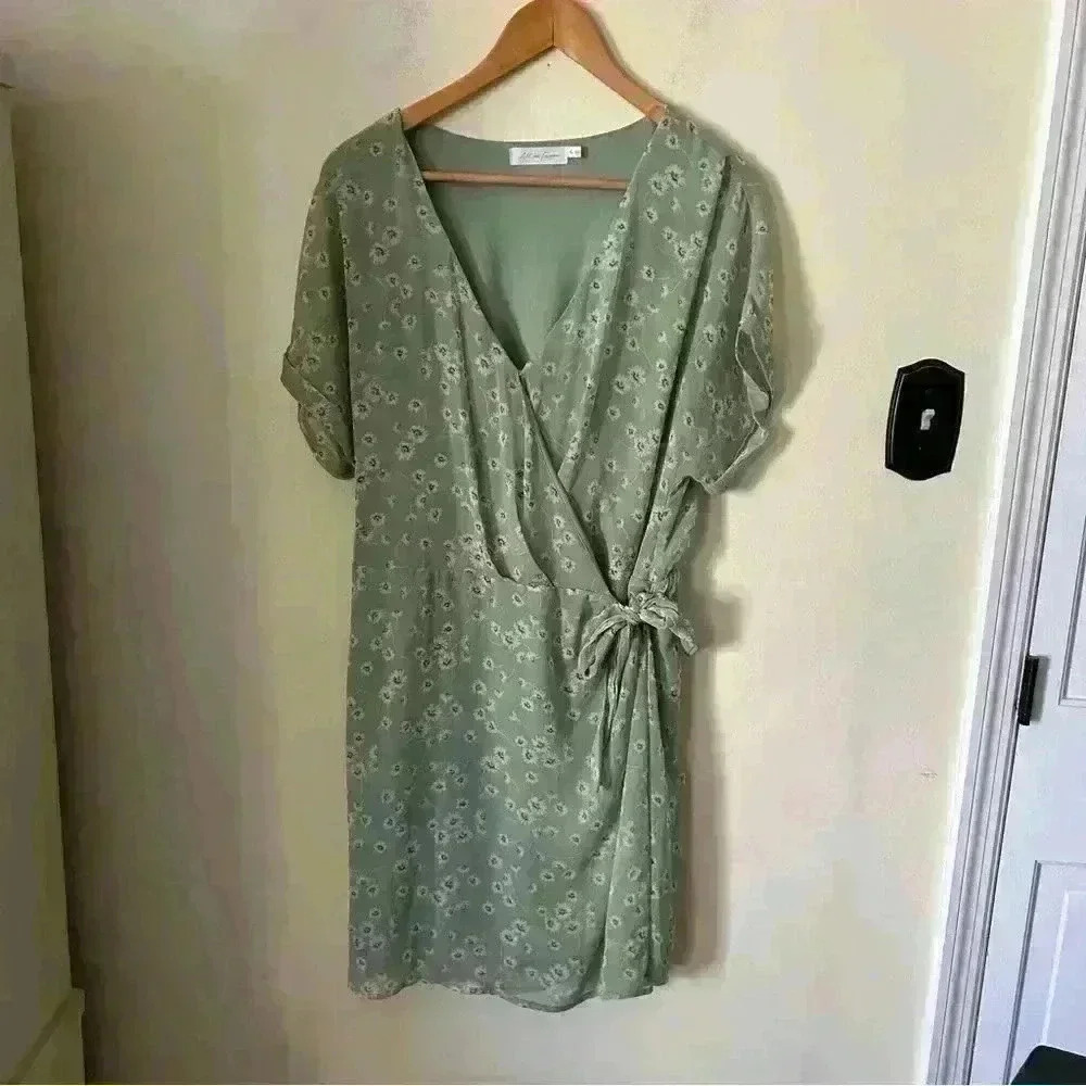 All in Favor Green Daisy Print Wrap Dress Size XL